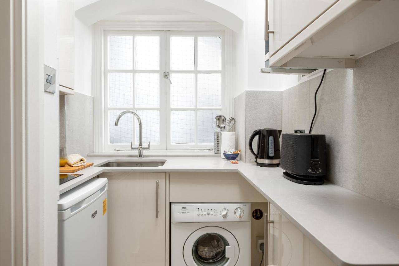 Capital Sloane Street Studio With Balcony London Bagian luar foto